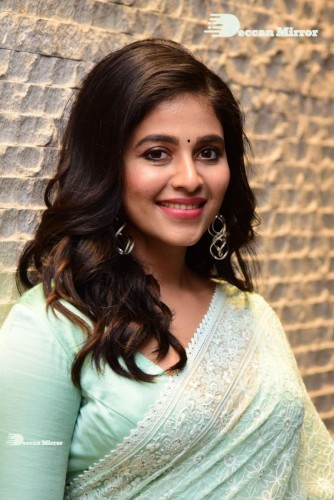 Telugu heroine Anjali in a light green saree