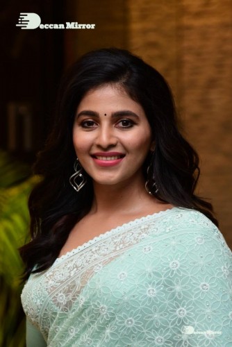 Telugu heroine Anjali in a light green saree