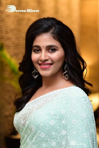 Telugu heroine Anjali in a light green saree