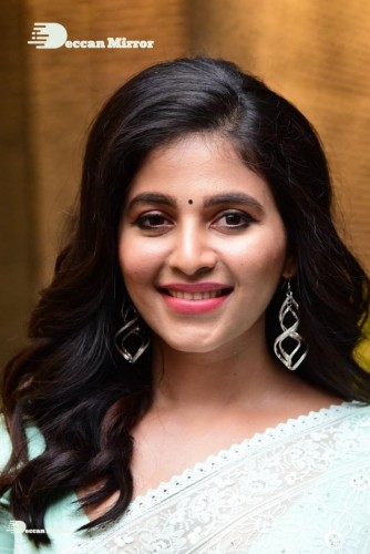 Telugu heroine Anjali in a light green saree