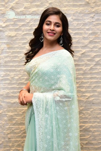 Telugu heroine Anjali in a light green saree