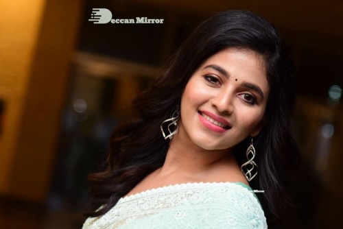 Telugu and Tamil heroine Anjali in a light green saree
