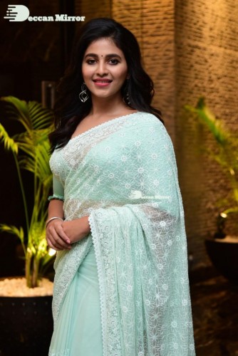 Telugu heroine Anjali in a light green saree