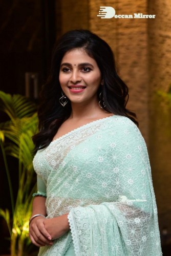 Telugu heroine Anjali in a light green saree