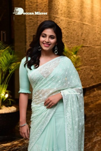 Telugu heroine Anjali in a light green saree