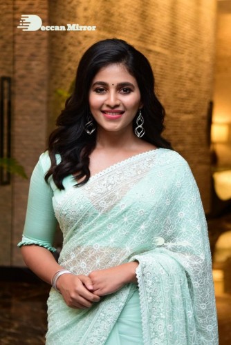 Telugu heroine Anjali in a light green saree