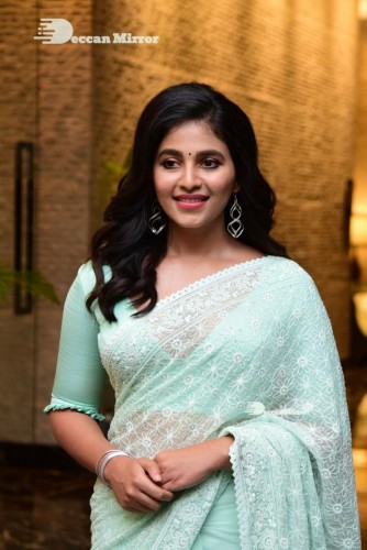 Telugu heroine Anjali in a light green saree