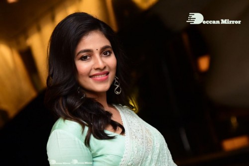 Telugu heroine Anjali in a light green saree