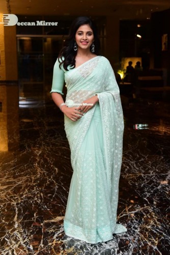 Telugu heroine Anjali in a light green saree