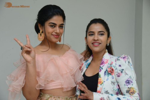 Telugu Movie Anukunnadi Okati Ayinadi Okati heroines Siddhi Idnani, Tridha Choudhury, Dhanya Balakrishna, Himaja meet the press