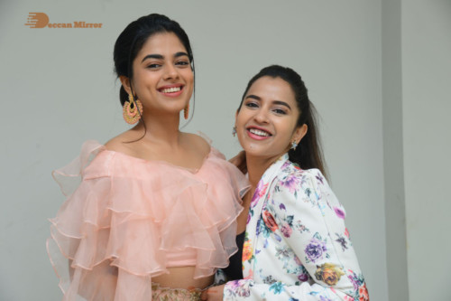 Telugu Movie Anukunnadi Okati Ayinadi Okati heroines Siddhi Idnani, Tridha Choudhury, Dhanya Balakrishna, Himaja meet the press