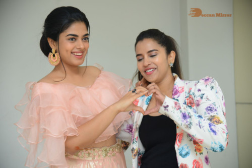 Telugu Movie Anukunnadi Okati Ayinadi Okati heroines Siddhi Idnani, Tridha Choudhury, Dhanya Balakrishna, Himaja meet the press