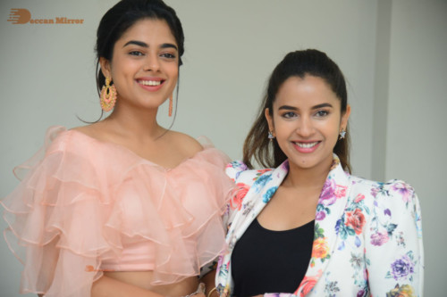 Telugu Movie Anukunnadi Okati Ayinadi Okati heroines Siddhi Idnani, Tridha Choudhury, Dhanya Balakrishna, Himaja meet the press