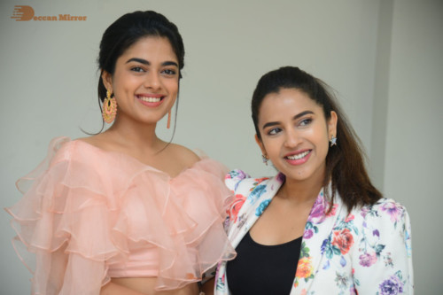 Telugu Movie Anukunnadi Okati Ayinadi Okati heroines Siddhi Idnani, Tridha Choudhury, Dhanya Balakrishna, Himaja meet the press