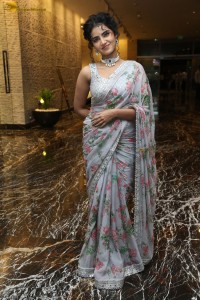 actress Anupama Parameswaran sweet looks in a greyish white floral saree