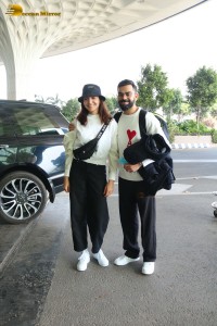 Celebrity couple Anushka Sharma and Virat Kohli at Mumbai Airport