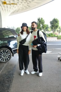 Celebrity couple Anushka Sharma and Virat Kohli at Mumbai Airport