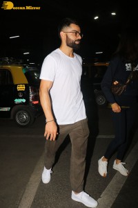 cricketer virat kohli and his actress wife anushka sharma spotted at mumbai airport