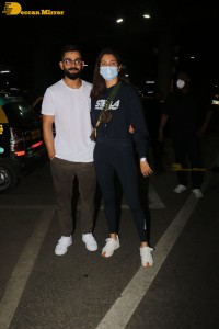 cricketer virat kohli and his actress wife anushka sharma spotted at mumbai airport