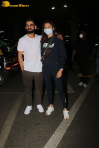 cricketer virat kohli and his actress wife anushka sharma spotted at mumbai airport