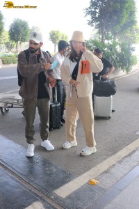 cricketer virat kohli and his actress wife anushka sharma spotted at mumbai airport