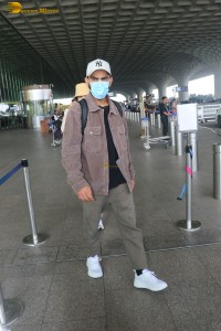 cricketer virat kohli and his actress wife anushka sharma spotted at mumbai airport