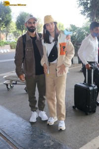 cricketer virat kohli and his actress wife anushka sharma spotted at mumbai airport
