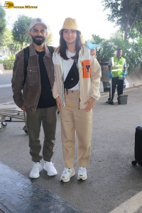 cricketer virat kohli and his actress wife anushka sharma spotted at mumbai airport