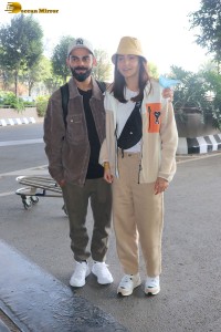 cricketer virat kohli and his actress wife anushka sharma spotted at mumbai airport