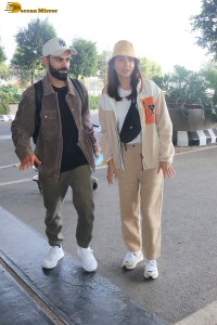 cricketer virat kohli and his actress wife anushka sharma spotted at mumbai airport