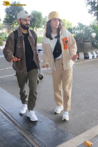 cricketer virat kohli and his actress wife anushka sharma spotted at mumbai airport