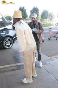 cricketer virat kohli and his actress wife anushka sharma spotted at mumbai airport