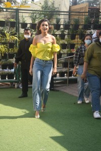 indian actress anushka sharma in a yellow top and blue jeans