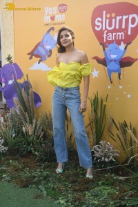 indian actress anushka sharma in a yellow top and blue jeans