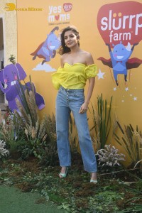 indian actress anushka sharma in a yellow top and blue jeans