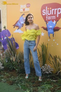 indian actress anushka sharma in a yellow top and blue jeans