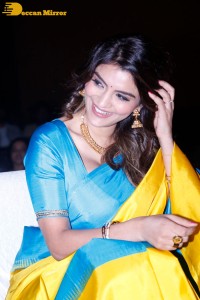 Actress Anveshi Jain in a blue and yellow saree