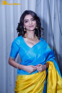 Actress Anveshi Jain in a blue and yellow saree