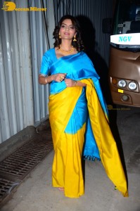 Actress Anveshi Jain in a blue and yellow saree