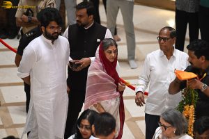 Asha Bhosle’s Antim Darshan attended by Sachin Tendulkar, Jackie Shroff, Tabu, Riteish Deshmukh, Eknath Shinde, and others