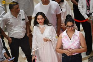 Asha Bhosle’s Antim Darshan attended by Sachin Tendulkar, Jackie Shroff, Tabu, Riteish Deshmukh, Eknath Shinde, and others
