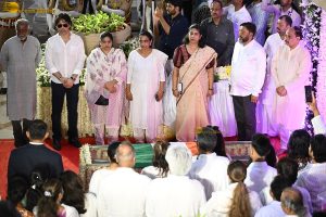 Asha Bhosle’s Antim Darshan attended by Sachin Tendulkar, Jackie Shroff, Tabu, Riteish Deshmukh, Eknath Shinde, and others