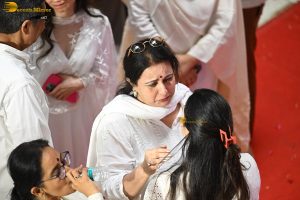 Asha Bhosle’s Antim Darshan attended by Sachin Tendulkar, Jackie Shroff, Tabu, Riteish Deshmukh, Eknath Shinde, and others