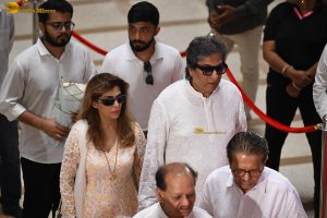 Asha Bhosle’s Antim Darshan attended by Sachin Tendulkar, Jackie Shroff, Tabu, Riteish Deshmukh, Eknath Shinde, and others