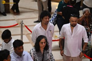 Asha Bhosle’s Antim Darshan attended by Sachin Tendulkar, Jackie Shroff, Tabu, Riteish Deshmukh, Eknath Shinde, and others