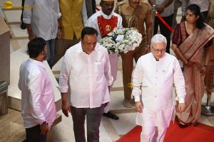 Asha Bhosle’s Antim Darshan attended by Sachin Tendulkar, Jackie Shroff, Tabu, Riteish Deshmukh, Eknath Shinde, and others