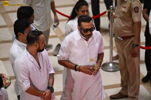 Asha Bhosle’s Antim Darshan attended by Sachin Tendulkar, Jackie Shroff, Tabu, Riteish Deshmukh, Eknath Shinde, and others