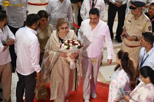 Asha Bhosle’s Antim Darshan attended by Sachin Tendulkar, Jackie Shroff, Tabu, Riteish Deshmukh, Eknath Shinde, and others