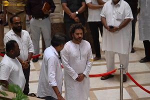 Asha Bhosle’s Antim Darshan attended by Sachin Tendulkar, Jackie Shroff, Tabu, Riteish Deshmukh, Eknath Shinde, and others