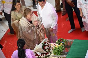 Asha Bhosle’s Antim Darshan attended by Sachin Tendulkar, Jackie Shroff, Tabu, Riteish Deshmukh, Eknath Shinde, and others